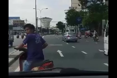"Vẽ rồng" trước mặt ôtô, thanh niên đi xe máy còn lớn tiếng doạ dẫm