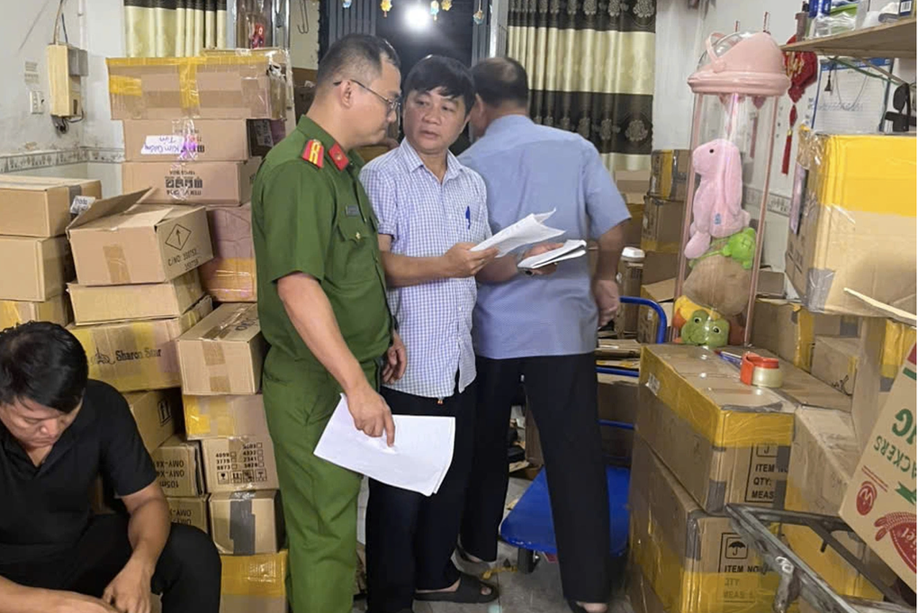 Đề nghị Sở Y tế TPHCM khẩn trương xác minh vụ 10.000 chai nước hoa giả - 1 Đề nghị Sở Y tế TPHCM khẩn trương xác minh vụ “10.000 chai nước hoa giả”