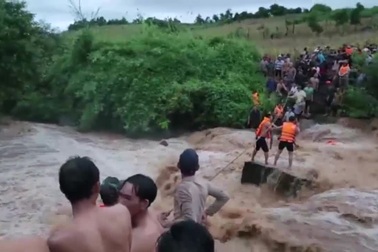 Nghẹt thở cảnh giải cứu các em nhỏ giữa dòng nước lũ