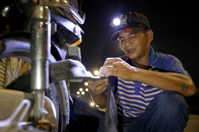Người đàn ông đêm nào cũng đi lang thang năn nỉ được... sửa xe miễn phí - 9 Người đàn ông đêm nào cũng đi lang thang năn nỉ được... sửa xe miễn phí - 9