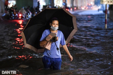 Người dân khổ sở tìm lối đi khi Hà Nội cứ có mưa là ngập khắp nơi
