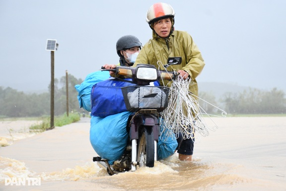 Người dân ước ao không còn cảnh phải phá mái nhà giữ mạng sống cả gia đình
