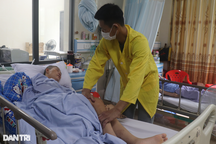 Chồng nghèo gạt nước mắt xin bệnh viện cho vợ về nhà chờ chết