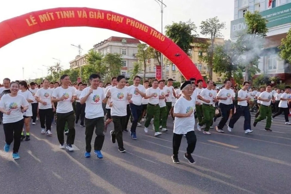 Cậu bé 4 tuổi và cụ bà 98 tuổi gây sốt ở giải chạy phòng, chống ma túy - 2