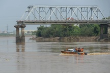 Người dân mong ngóng có cầu mới thay thế cầu Phong Châu bị sập