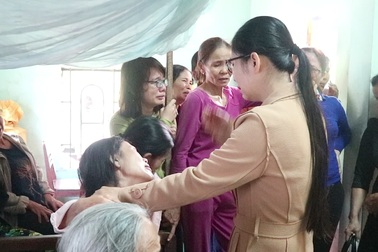 Tiếng khóc than vang vọng làng quê nghèo