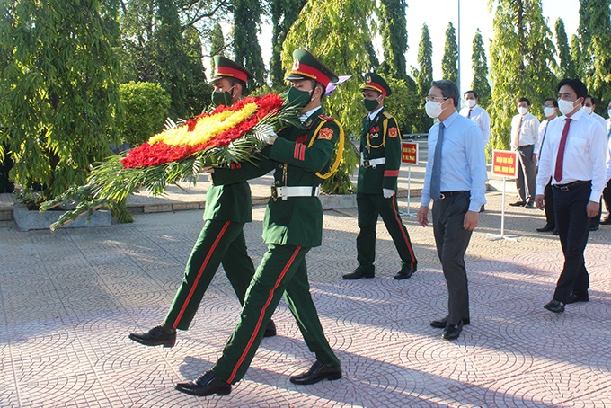 Lãnh đạo tỉnh Ninh Thuận, Lâm Đồng, Khánh Hòa dâng hương viếng các anh hùng liệt sĩ - Ảnh 3.