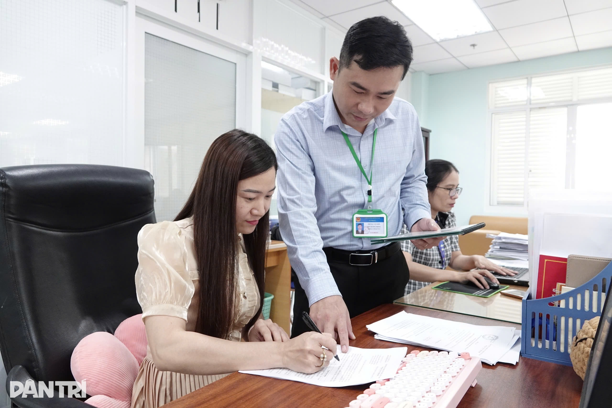 “Người Nội vụ” làm ngày, làm đêm để phục vụ người dân tốt hơn - 12 “Người Nội vụ” làm ngày, làm đêm để phục vụ người dân tốt hơn - 12