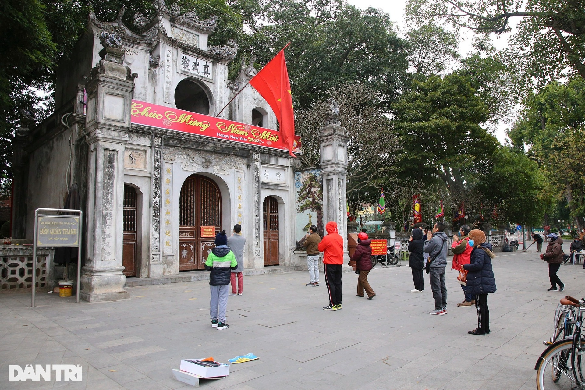 Người dân Thủ đô vái vọng khi đi lễ sáng mùng 1 Tết Nhâm Dần - 9 Người dân Thủ đô vái vọng khi đi lễ sáng mùng 1 Tết Nhâm Dần - 9
