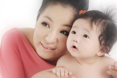 “Cô gái bán khoai” Thúy Nga quên hết muộn phiền khi làm mẹ