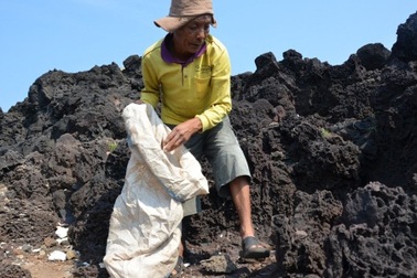 Hai ông lão nhặt rác trên đảo Bé