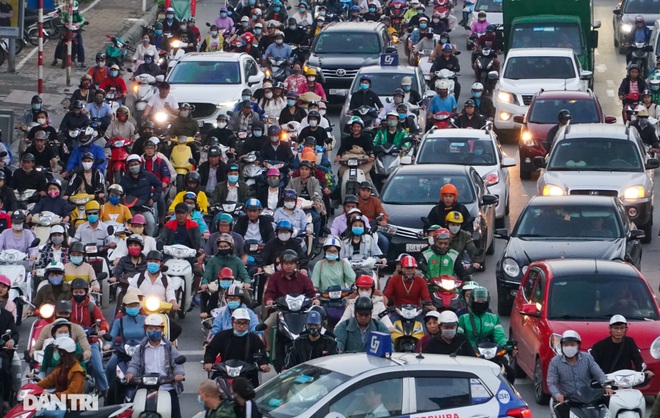 Giao thông “nghẹt thở” tại tuyến đường sắp có làn ưu tiên xe buýt - 10 Giao thông “nghẹt thở” tại tuyến đường sắp có làn ưu tiên xe buýt - 10