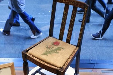 Tại sao chiếc ghế cũ này có giá gần 9 tỉ đồng?
