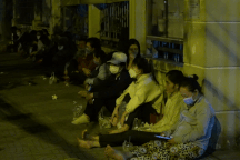 Người dân TPHCM xếp hàng xuyên đêm chờ rút bảo hiểm xã hội một lần