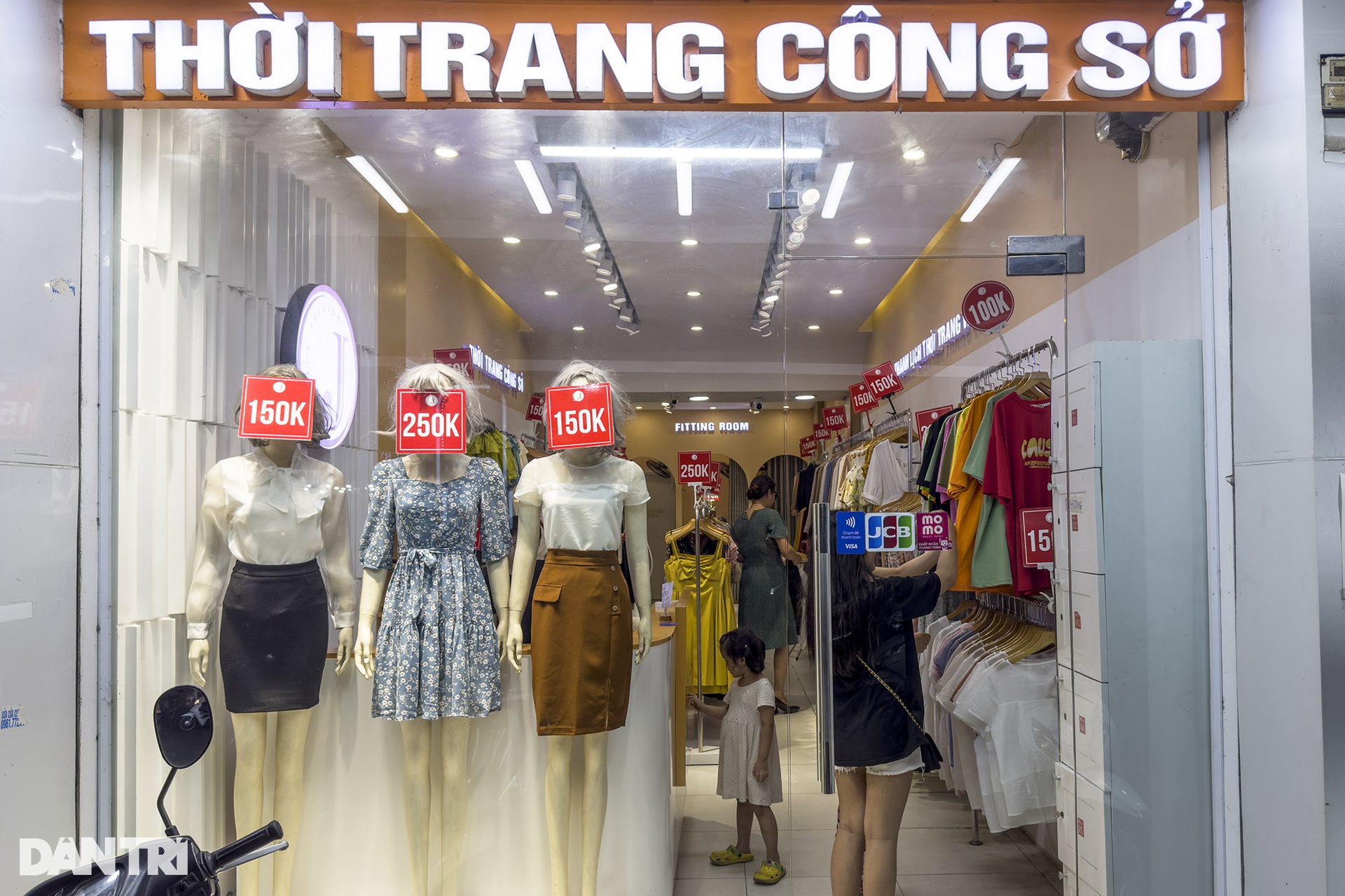 Đường Nguyễn Trãi bụi bặm bỗng trở thành phố thời trang sầm uất về đêm - 8 Đường Nguyễn Trãi bụi bặm bỗng trở thành phố thời trang sầm uất về đêm - 8