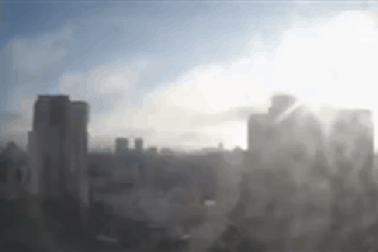 Khoảnh khắc tên lửa đánh trúng tòa nhà chung cư ở Ukraine