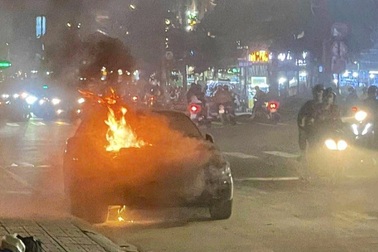 Ô tô bị cháy khi chạy trên đường ở TPHCM