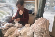 Người Việt ở Mỹ may khẩu trang tặng các bệnh viện phòng chống Covid-19