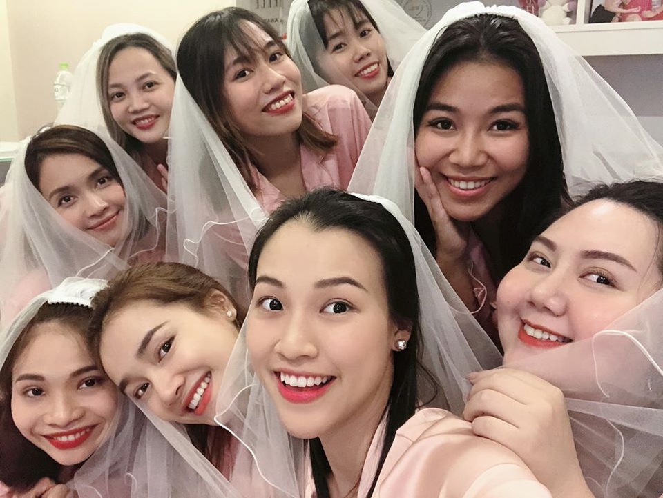 Á hậu Hoàng Oanh công khai chồng Tây điển trai trong ảnh cưới - 9 Á hậu Hoàng Oanh công khai chồng Tây điển trai trong ảnh cưới - 9