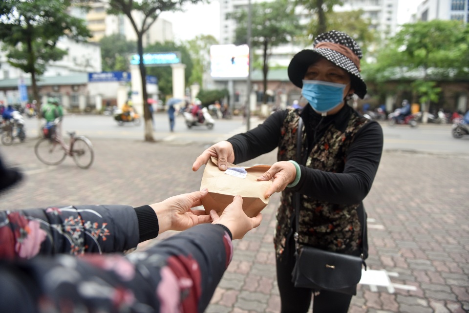 300 chiếc bánh ấm nóng trao tặng người nghèo trong ngày Hà Nội trở lạnh - 11 300 chiếc bánh ấm nóng trao tặng người nghèo trong ngày Hà Nội trở lạnh - 11