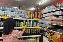 Tín hiệu từ việc chủ sạp hàng ế khách, ngồi hát karaoke giết thời gian