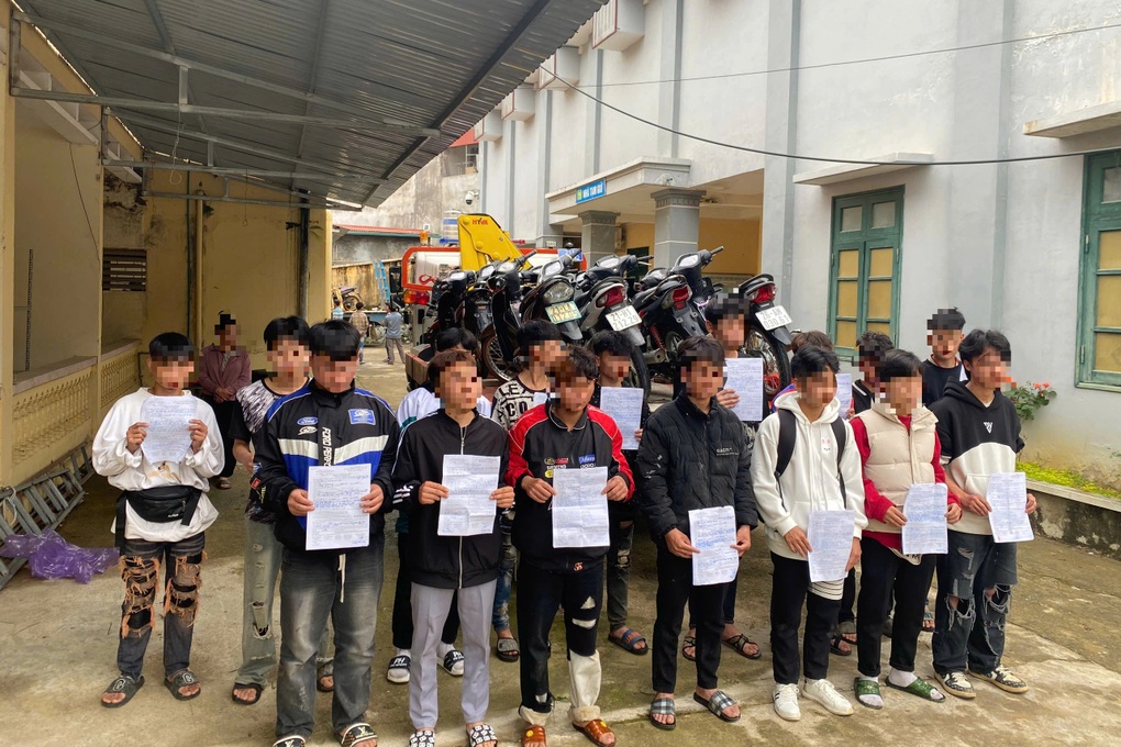 CSGT ngăn chặn 32 thanh, thiếu niên tụ tập thi độ xe - 1 CSGT ngăn chặn 32 thanh, thiếu niên tụ tập thi độ xe - 1