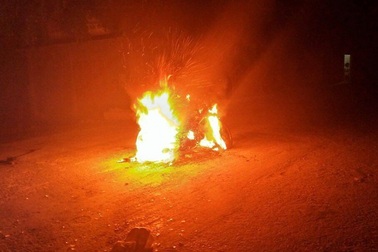 Cả làng vây đánh, đốt xe của 2 thanh niên vì nghi trộm chó