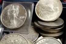 Doanh nhân giấu kho báu chứa đầy đồng xu bạc để cả thành phố đi tìm