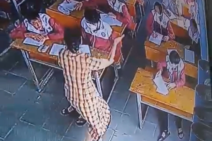 Nữ giáo viên tát 2 cái vào mặt một học sinh. Ảnh: Chụp từ clip.