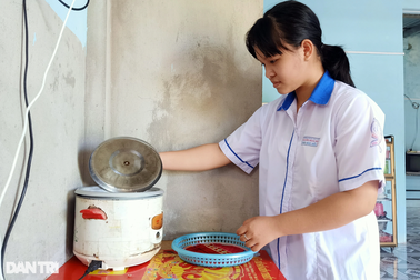 Mẹ bỏ đi, nữ sinh muốn được học tiếp để lo cho cha tật nguyền