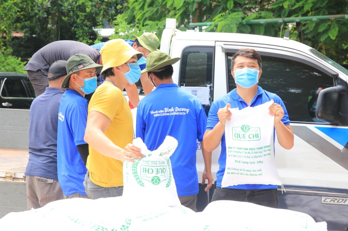 Tuổi trẻ và nhân dân Bình Phước &quot;tiếp sức&quot; người lao động gặp khó ở Bình Dương với 900 túi an sinh - Ảnh 3.