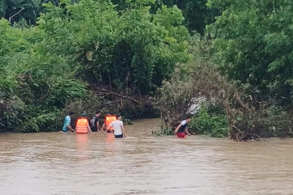 Cháu bé 8 tuổi rơi xuống sông: Tìm thấy thi thể cách chỗ bị nạn 200m - 1 Cháu bé 8 tuổi rơi xuống sông: Tìm thấy thi thể cách chỗ bị nạn 200m - 1