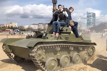 Sống sót thần kỳ khi bị xe tăng nặng 6 tấn chèn qua người