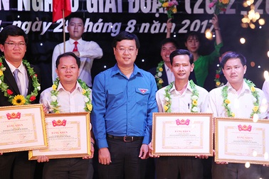 Tuyên dương đội viên tiêu biểu Dự án 600 Phó Chủ tịch UBND xã