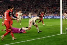 Cựu sao Man Utd mắc sai lầm ngớ ngẩn, báo hại đội nhà ở Champions League