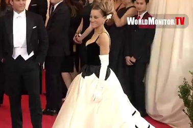 Sarah Jessica Parker diện váy lạ mắt