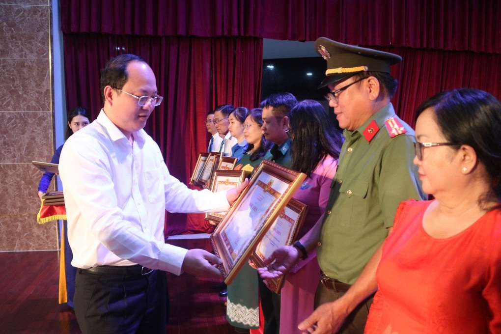 TPHCM tổng kết 15 năm thực hiện công tác khuyến học - 1 TPHCM tổng kết 15 năm thực hiện công tác khuyến học - 1