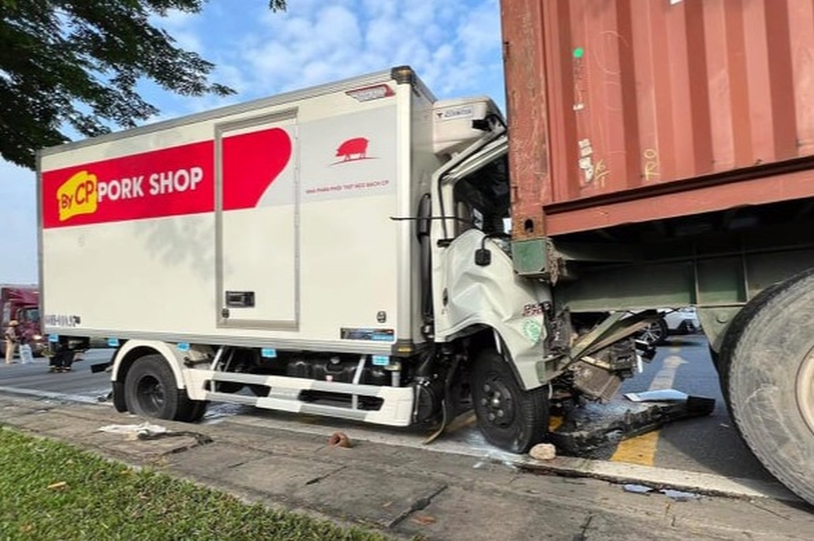 Tài xế ô tô tải tử vong trong cabin sau cú đâm va với xe container - 1 Tài xế ô tô tải tử vong trong cabin sau cú đâm va với xe container - 1
