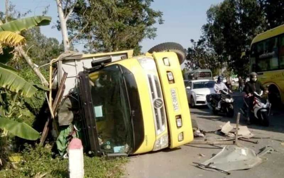 Xe Innova đấu đầu xe tải, 6 người bị thương - 2