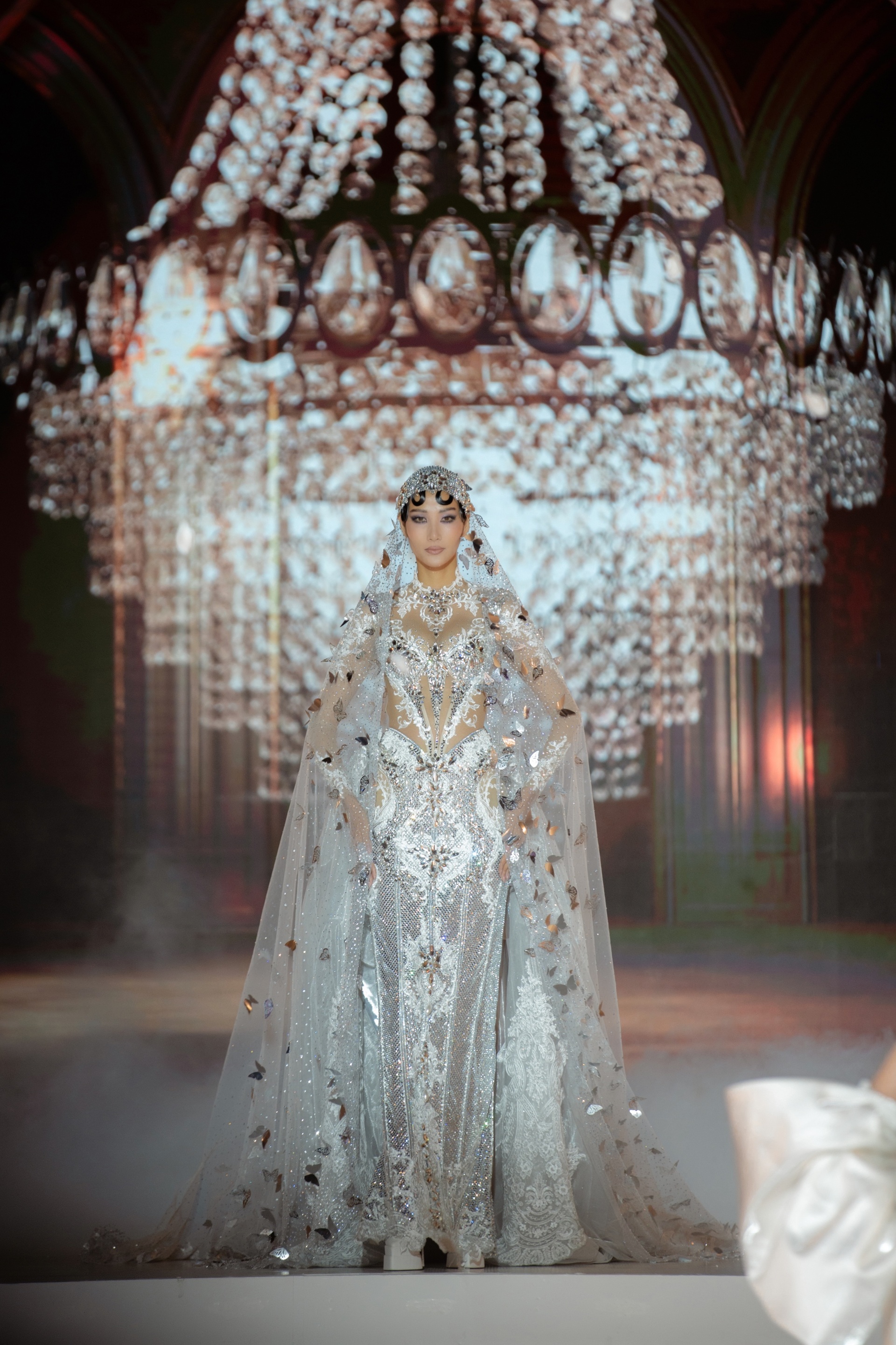 Hoàng Thùy gây sốt với pha xử lý sự cố khi catwalk trên giày cao 20cm - 1 Hoàng Thùy gây sốt với pha xử lý sự cố khi catwalk trên giày cao 20cm - 1