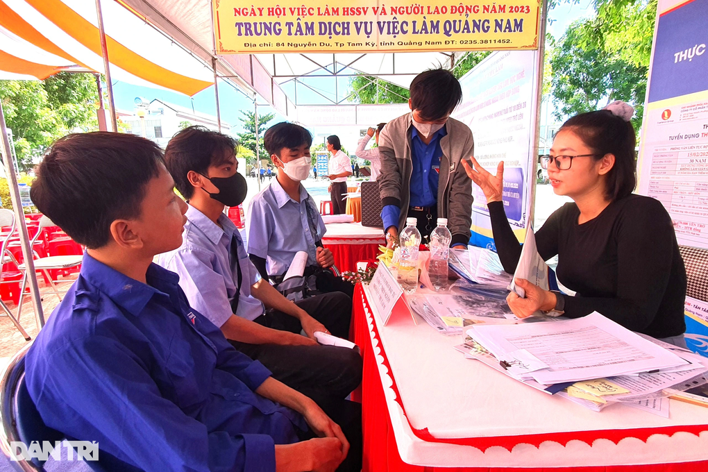 Lao động thất nghiệp nhiều, đặt hi vọng ở sàn giao dịch việc làm - 1 Lao động thất nghiệp nhiều, đặt hi vọng ở sàn giao dịch việc làm - 1