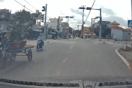 Lao qua ngã tư, cô gái đi xe máy đâm ngã người khác