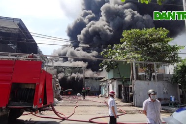 Khói lửa bao trùm kho phế liệu ở vùng ven TPHCM