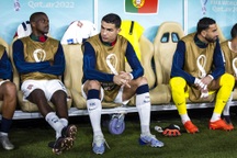 Ronaldo vắng mặt ở đội hình tiêu biểu, FIFA bị chỉ trích vì "bêu" CR7 dự bị