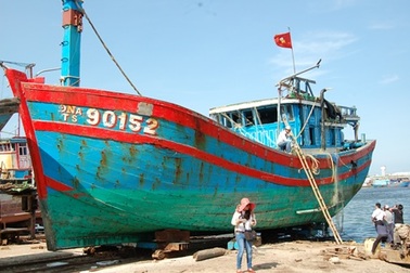 Huyện đảo Hoàng Sa muốn mua lại con tàu bị tàu Trung Quốc đâm chìm