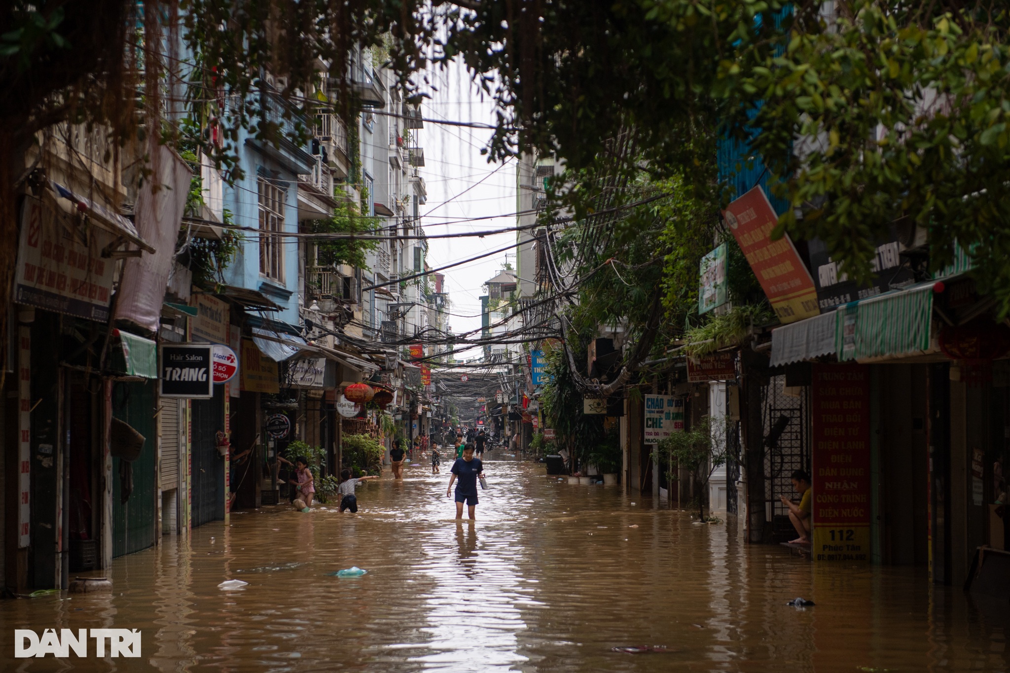 View - Mực nước sông Hồng giảm dần, người dân tranh thủ dọn dẹp sau lũ | Báo Dân trí