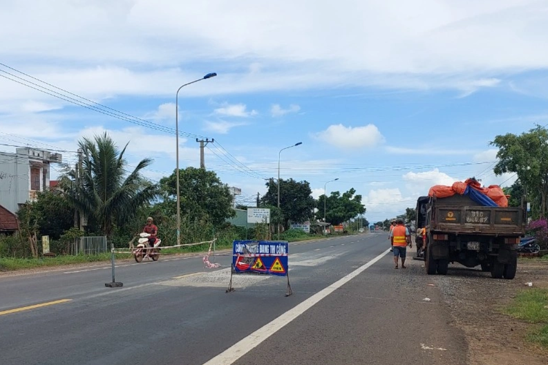 Kỳ lạ dùng... xi măng trám ổ gà trên quốc lộ 14 - 3