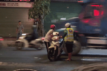 Dầu nhớt đổ kéo dài từ TPHCM đến Bình Dương, hàng chục xe máy "vồ ếch"