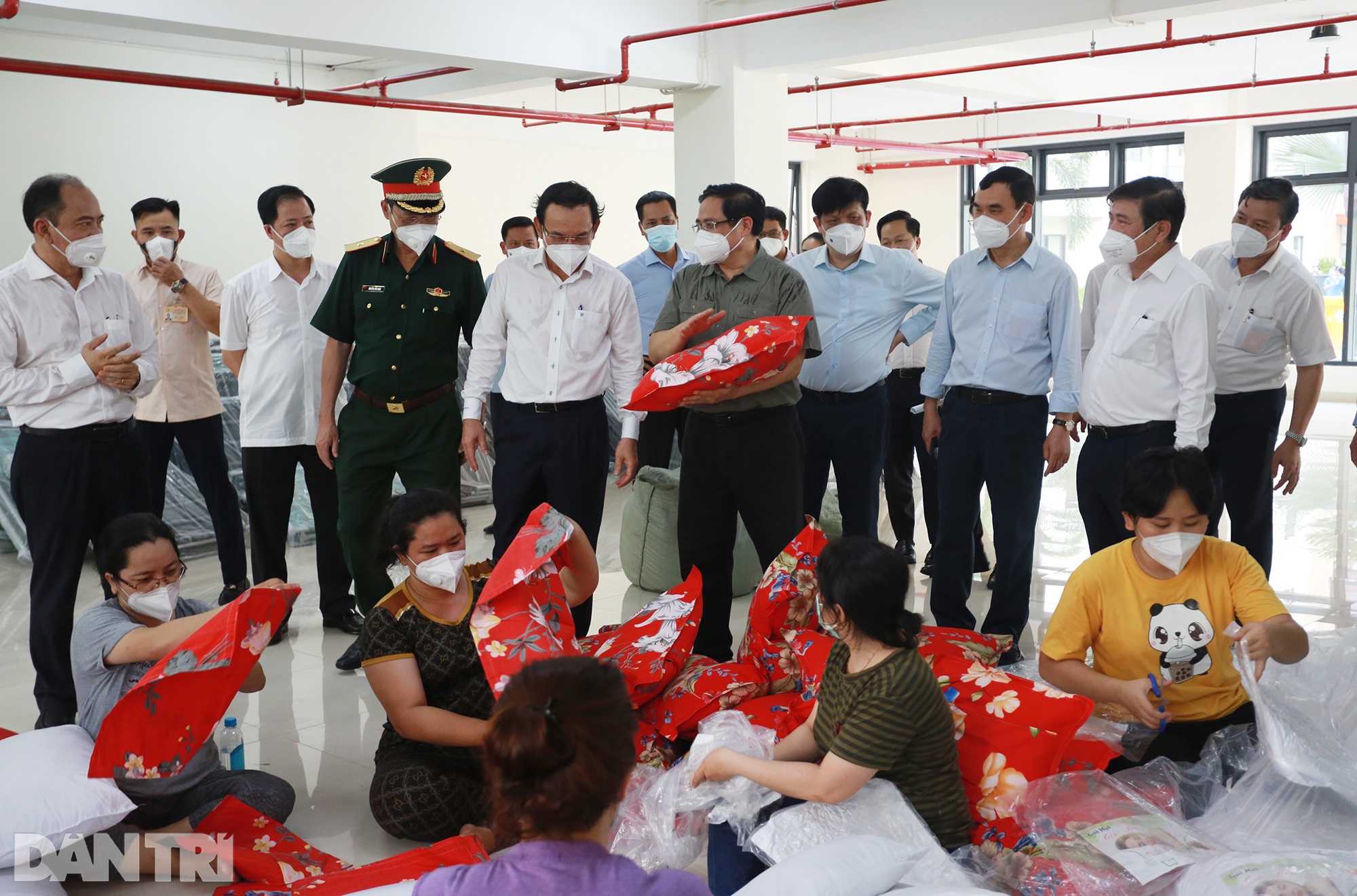Thủ tướng Phạm Minh Chính thị sát bệnh viện dã chiến 16.000 giường ở TPHCM - 6 Thủ tướng Phạm Minh Chính thị sát bệnh viện dã chiến 16.000 giường ở TPHCM - 6