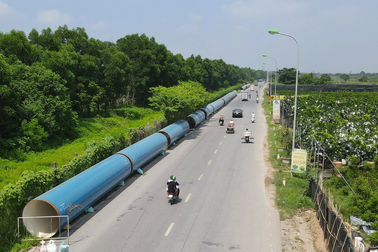Hàng nghìn ống dẫn nước khổng lồ nằm dọc Đại lộ Thăng Long chờ ghép nối